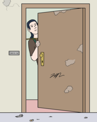 Eine Person steht hinter einer Tür. Die Tür ist einen Spalt offen. Eine Kette ist an der Tür und an der Wand. So geht die Tür nicht ganz auf. Dadurch sind Personen sicher.