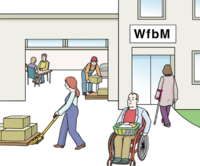 Menschen verschiedenen Behinderungen sind bei der Arbeit in der Werkstatt. Sie tragen Kartons oder sitzen am Tisch.
