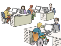 Viele Personen sitzen an Schreib-Tischen vor dem PC. Sie sitzen sich gegenüber. Eine Person sitzt im Rollstuhl.